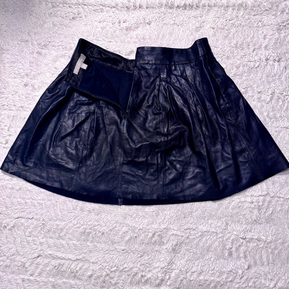 Banana Republic Women’s Lambs Leather Pleated Mini Skirt • Black • Size 10 - Picture 2 of 10